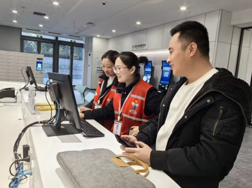 工作人員幫助企業(yè)辦理遷移申請(qǐng)網(wǎng)上填報(bào)。圖片來源：浙江衢州市市場(chǎng)監(jiān)督管理局