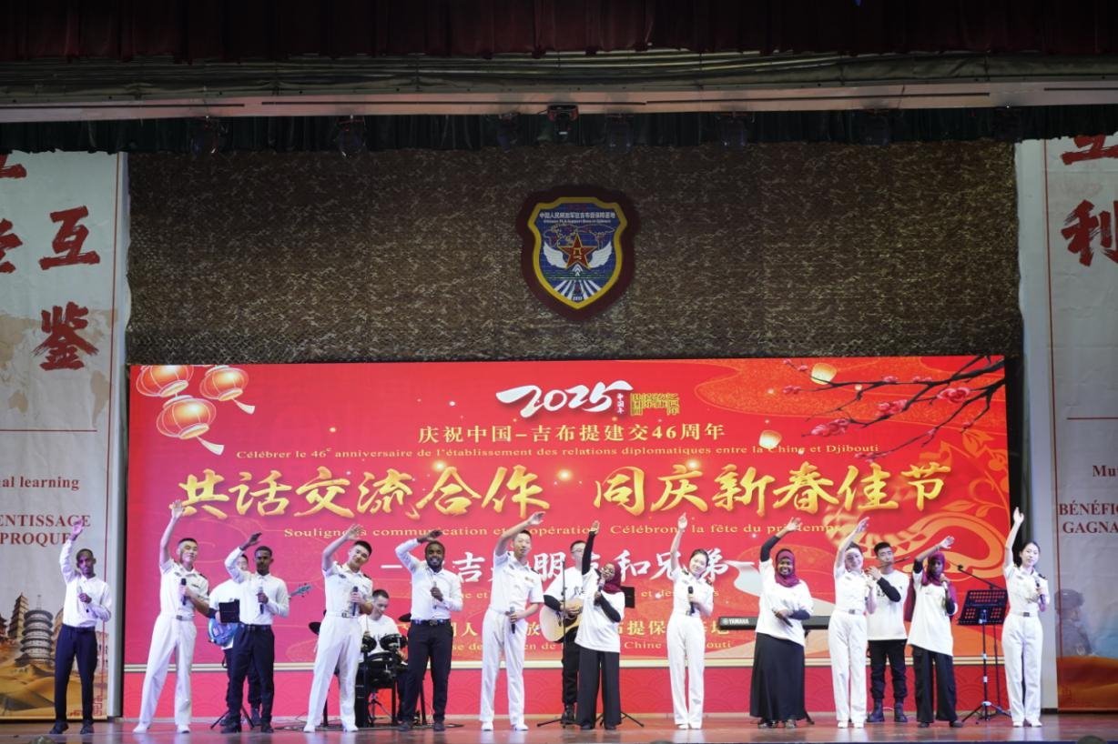 中吉兩國嘉賓合唱《友誼地久天長》。主辦方供圖