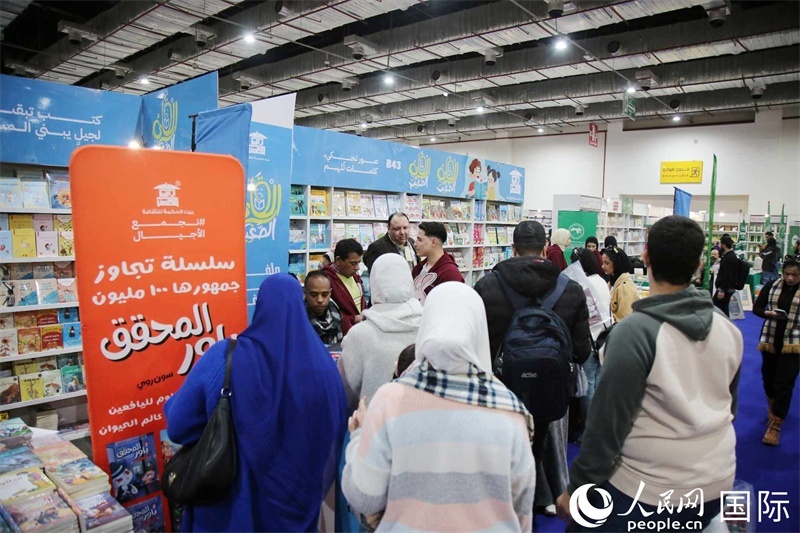 觀眾參觀書展展臺(tái)。人民網(wǎng)記者 黃培昭攝