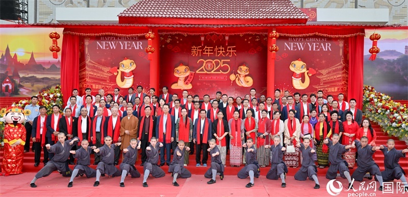 緬甸領(lǐng)導(dǎo)人敏昂萊及馬珈大使與出席活動(dòng)的嘉賓合影-人民網(wǎng)記者謝佳君攝