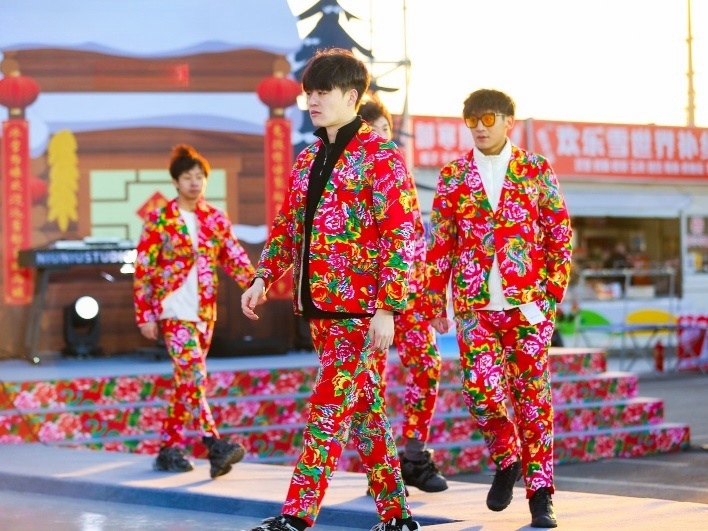 東北滑雪走秀現(xiàn)場。人民網記者 許維娜攝