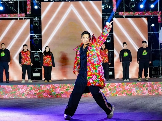 健身教練劉畊宏耐心帶領現(xiàn)場以及線上的朋友們進行熱身。人民網記者 許維娜攝