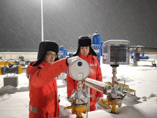 黑河作業(yè)區(qū)員工夜間對天然氣管道進行巡檢。受訪者供圖