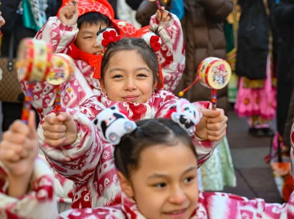 △新疆大巴扎社火迎新春，孩子們在現(xiàn)場表演。