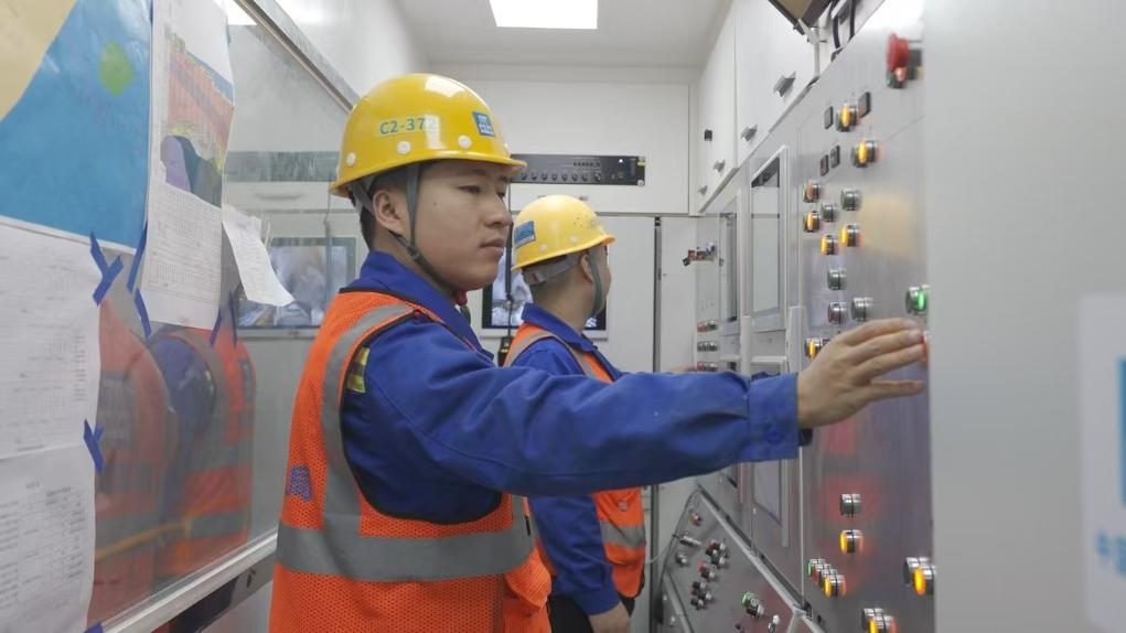 盾構司機何曉波在駕駛室內調試盾構機參數(shù)。（劉芬攝）