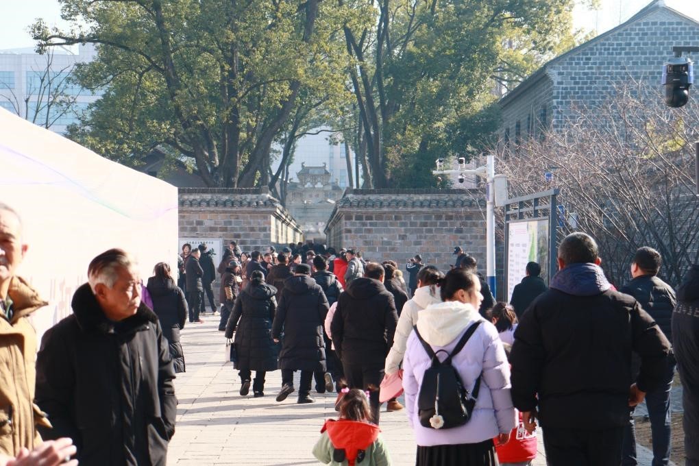 1月29日，游客在安徽省桐城市的六尺巷游覽。新華社記者 許諾 攝