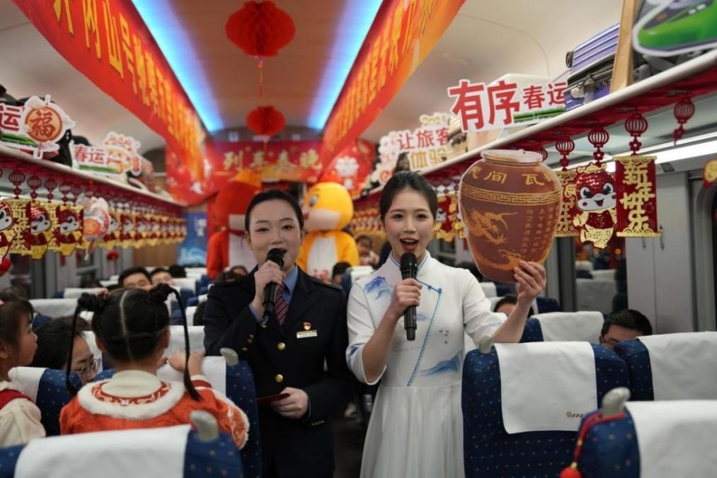 列車乘務員向旅客介紹江西美食——瓦罐湯。人民網(wǎng) 歐陽易佳攝