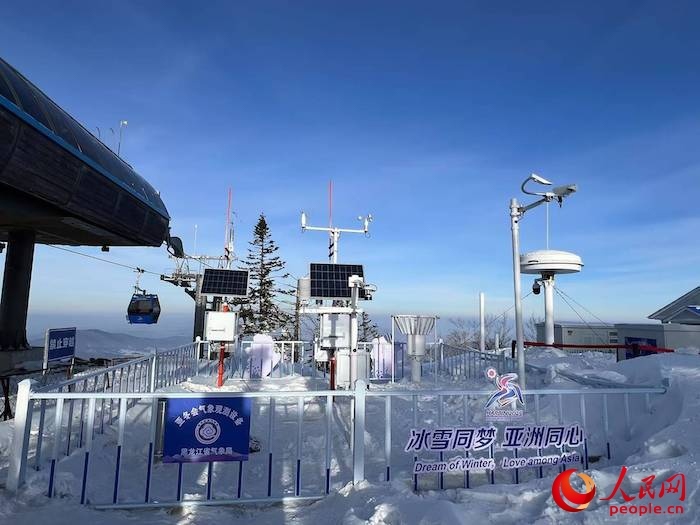 亞布力大鍋盔山頂?shù)墓潭庀蟊O(jiān)測(cè)站。人民網(wǎng) 高清揚(yáng)攝