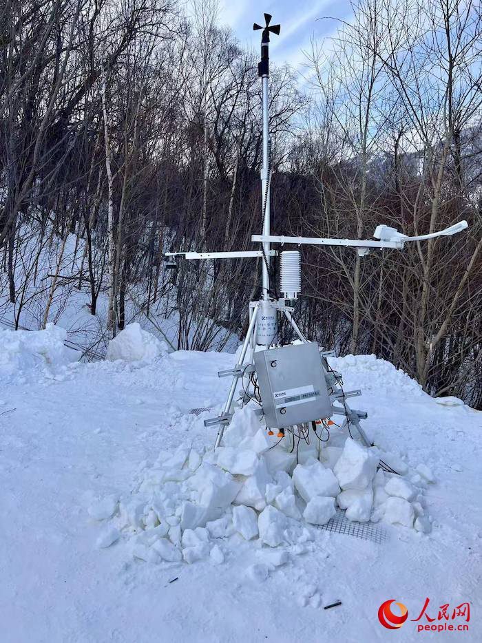 設(shè)置在賽道附近的便攜式自動(dòng)氣象站。人民網(wǎng) 高清揚(yáng)攝