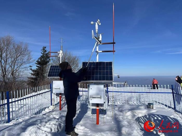 工作人員正在對(duì)氣象設(shè)備進(jìn)行日常維護(hù)。人民網(wǎng) 高清揚(yáng)攝