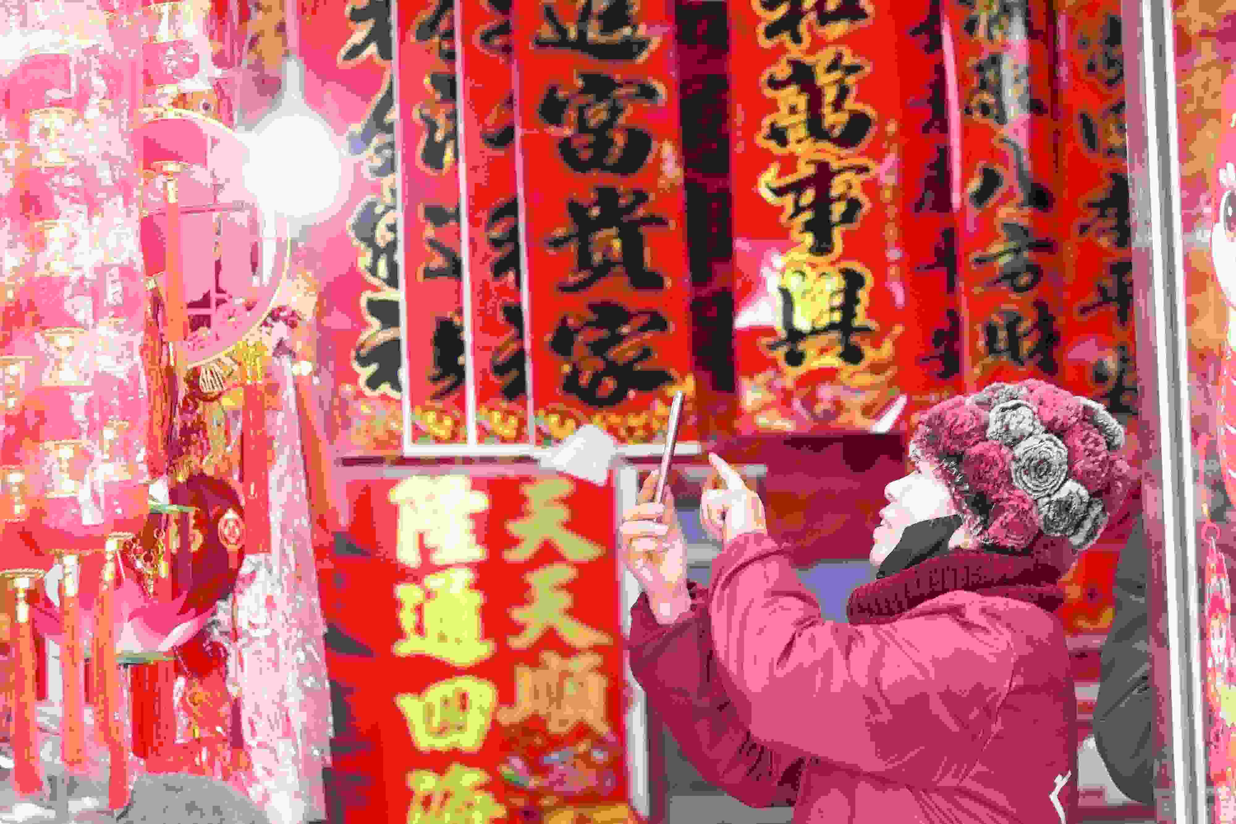2025年1月5日，在山東省高密市夏莊鎮(zhèn)東李家村，商戶通過手機在網(wǎng)上推銷新春飾品。