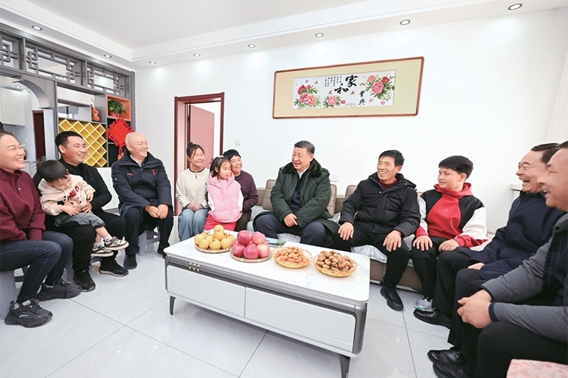 2025年1月22日至24日，中共中央總書記、國家主席、中央軍委主席習近平冒著嚴寒來到遼寧，看望慰問基層干部群眾。這是22日下午，習近平在葫蘆島市綏中縣明水滿族鄉(xiāng)祝家溝村考察時，同村民王寶維一家圍坐一起拉家常。 新華社記者 謝環(huán)馳/攝