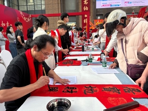 活動現(xiàn)場贈送春聯(lián)和福字。人民網(wǎng) 陳葉欣攝