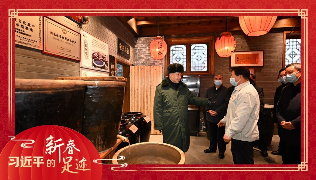 2022年1月27日，習近平總書記沿街巷察看山西平遙古城風貌，走進東湖老醋坊，了解當?shù)亻_展特色經(jīng)營情況。