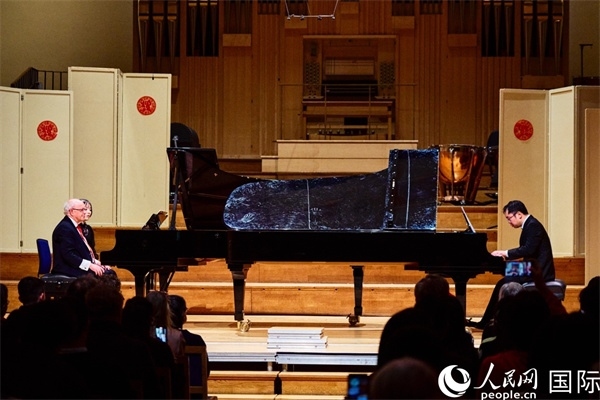 英國皇家音樂學(xué)院教授朱利安-雅格布森和旅英鋼琴家李勁峰演奏《黃河鋼琴協(xié)奏曲》。楊浩鵬攝