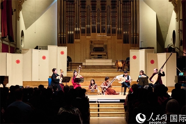 英國中樂團(tuán)和倫敦魯特琴樂團(tuán)演奏《絲綢之韻》。楊浩鵬攝