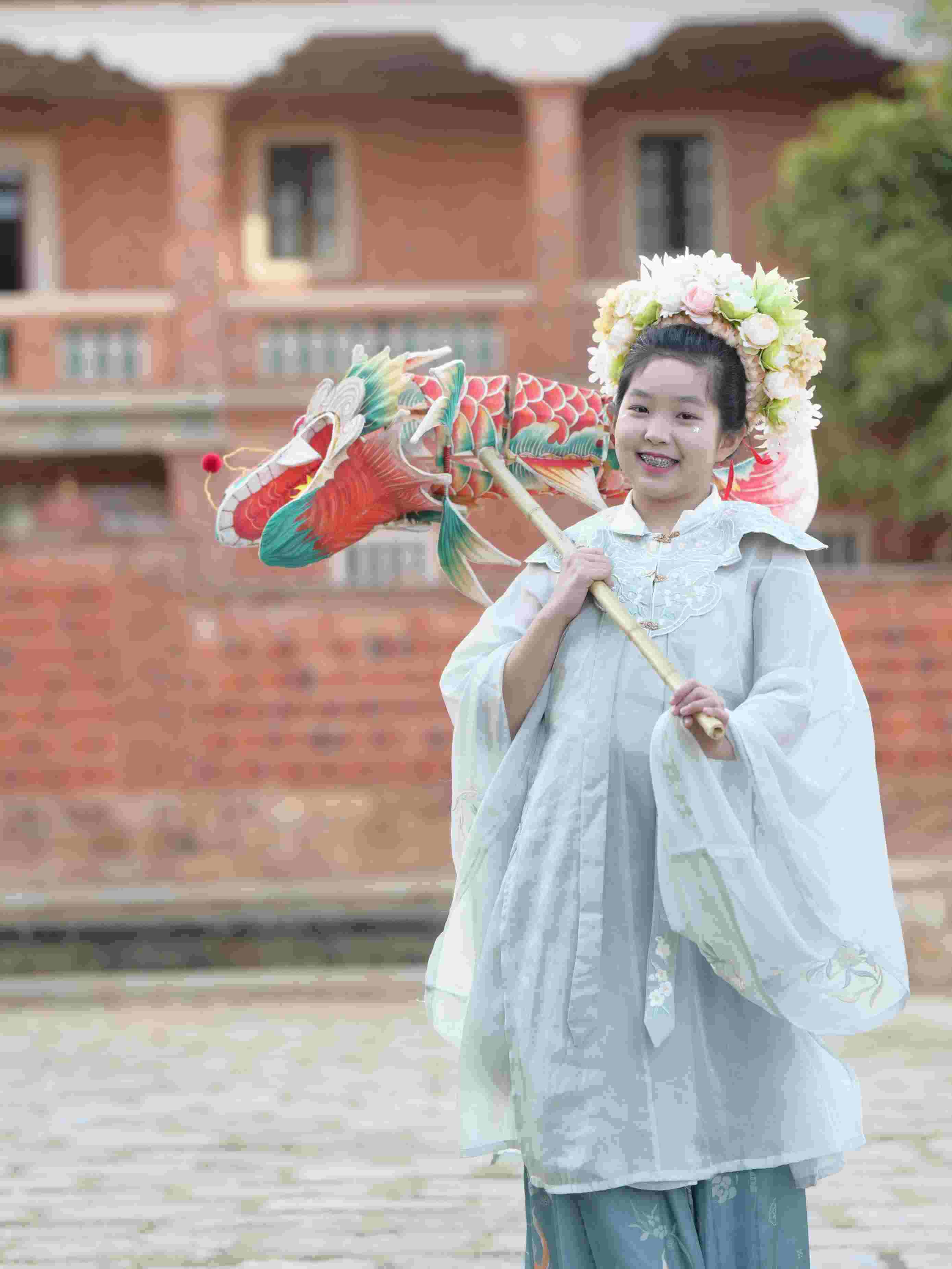 在泉州，沈女士為女兒拍下頭戴簪花的照片。受訪者供圖