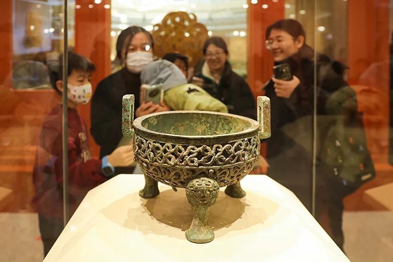 “尋蛇——藏在山西博物院里的蛇”展出的蟠蛇紋鏤空鼎。山西博物院供圖