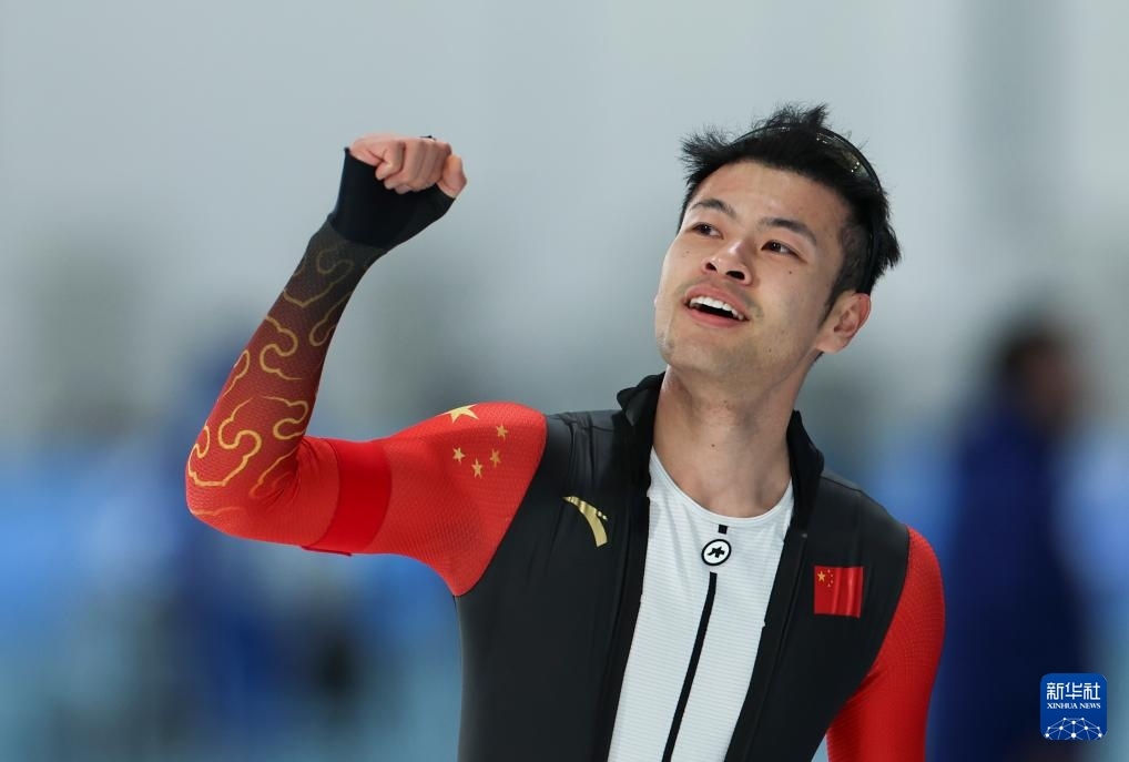 2月8日，寧忠?guī)r慶祝奪冠。新華社記者 王楷焱 攝