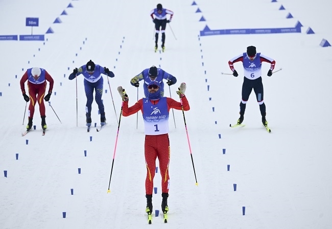 2月8日，王強（中）慶祝奪冠。新華社記者 張龍攝