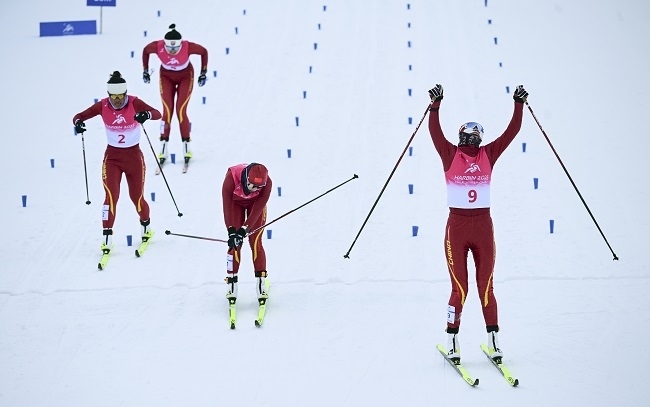 2月8日，李磊（右一）沖過終點后慶祝奪冠。新華社記者 張龍攝