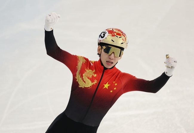 2月8日，林孝埈慶祝奪冠。新華社記者 黃偉 攝