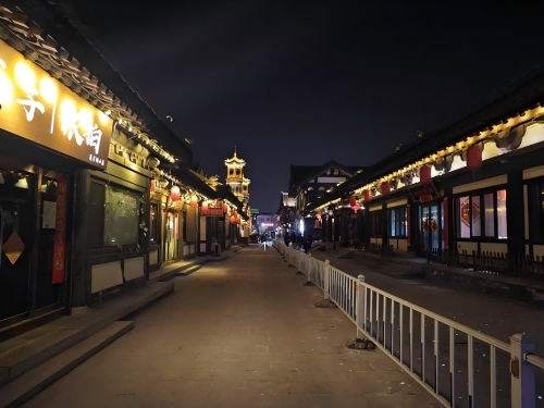 道歉公告發(fā)布后，夜晚10時的古城。人民網(wǎng)記者 黃鈺攝