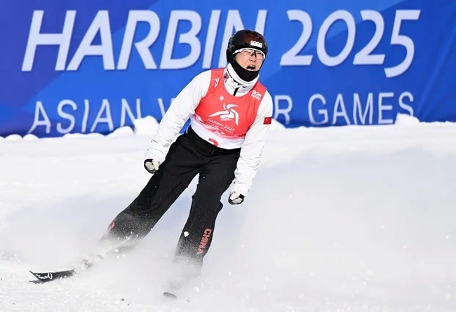 2月9日，徐夢桃在完成動作后慶祝。新華社記者 夏一方攝