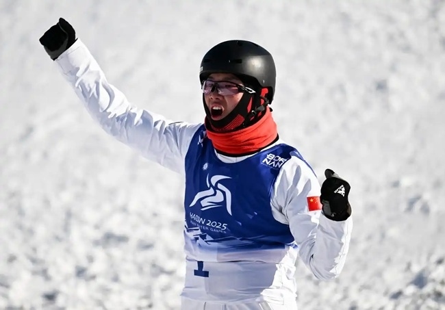 2月9日，李心鵬在比賽后慶祝。新華社記者 夏一方攝