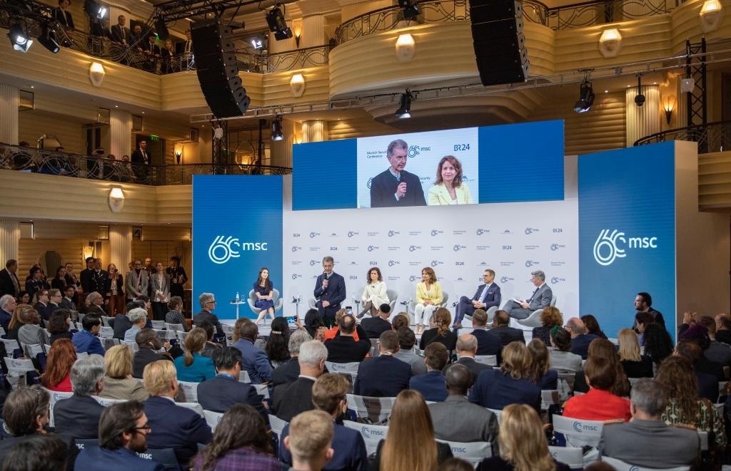 2024年2月18日，慕安會(huì)主席克里斯托夫·霍伊斯根（中左二）在德國慕尼黑舉行的第60屆慕尼黑安全會(huì)議上發(fā)表閉幕致辭。新華社記者 張帆 攝