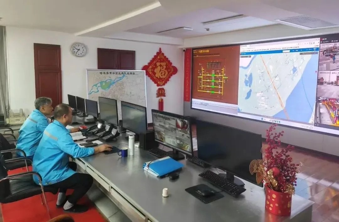 工作人員在燃?xì)庹{(diào)度中心值守。受訪者供圖
