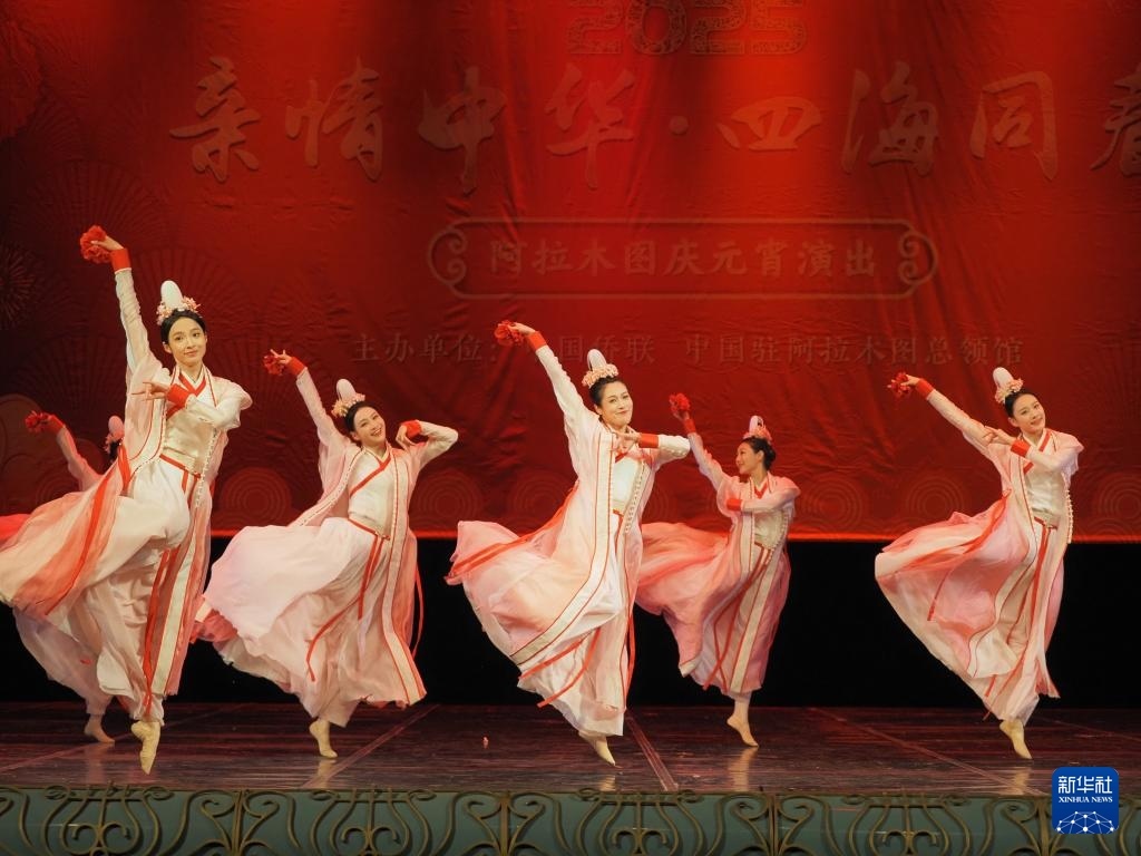 2月11日，在哈薩克斯坦阿拉木圖的阿拜國家歌劇和芭蕾舞劇院，中國演員表演舞蹈《元日霓裳》。新華社記者 趙宇 攝
