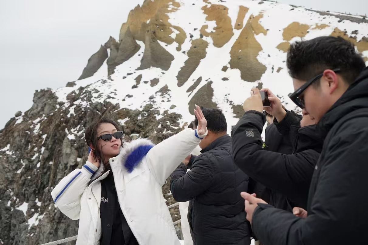 長(zhǎng)白山天池旁游客拍照留念。人民網(wǎng) 皇甫萬里攝