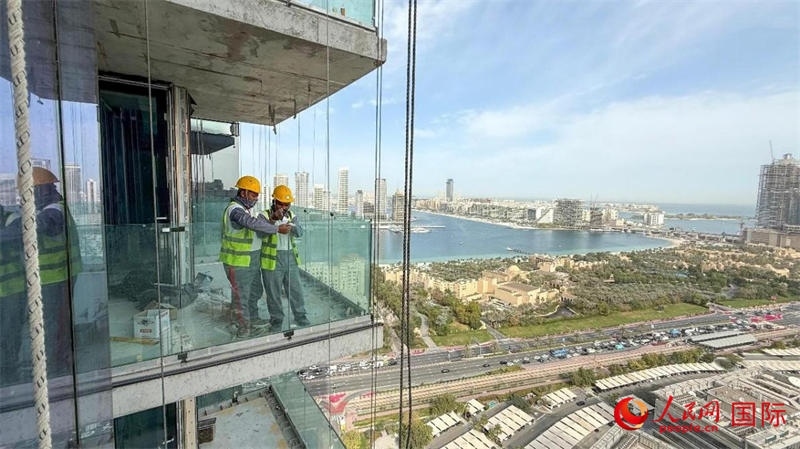 工人正在高層作業(yè)。人民網(wǎng)塔里克·易卜拉欣攝