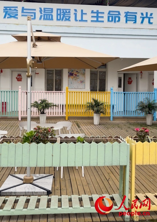 為讓“老小孩”住著開心，南泉鎮(zhèn)衛(wèi)生院設(shè)計(jì)成幼兒園風(fēng)格。人民網(wǎng) 陳葉欣攝