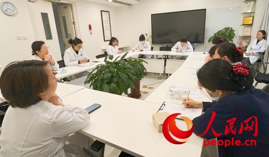 交班會上，海淀醫(yī)院安寧療護(hù)團(tuán)隊(duì)討論患者和家屬需求。人民網(wǎng)記者 金慧慧攝