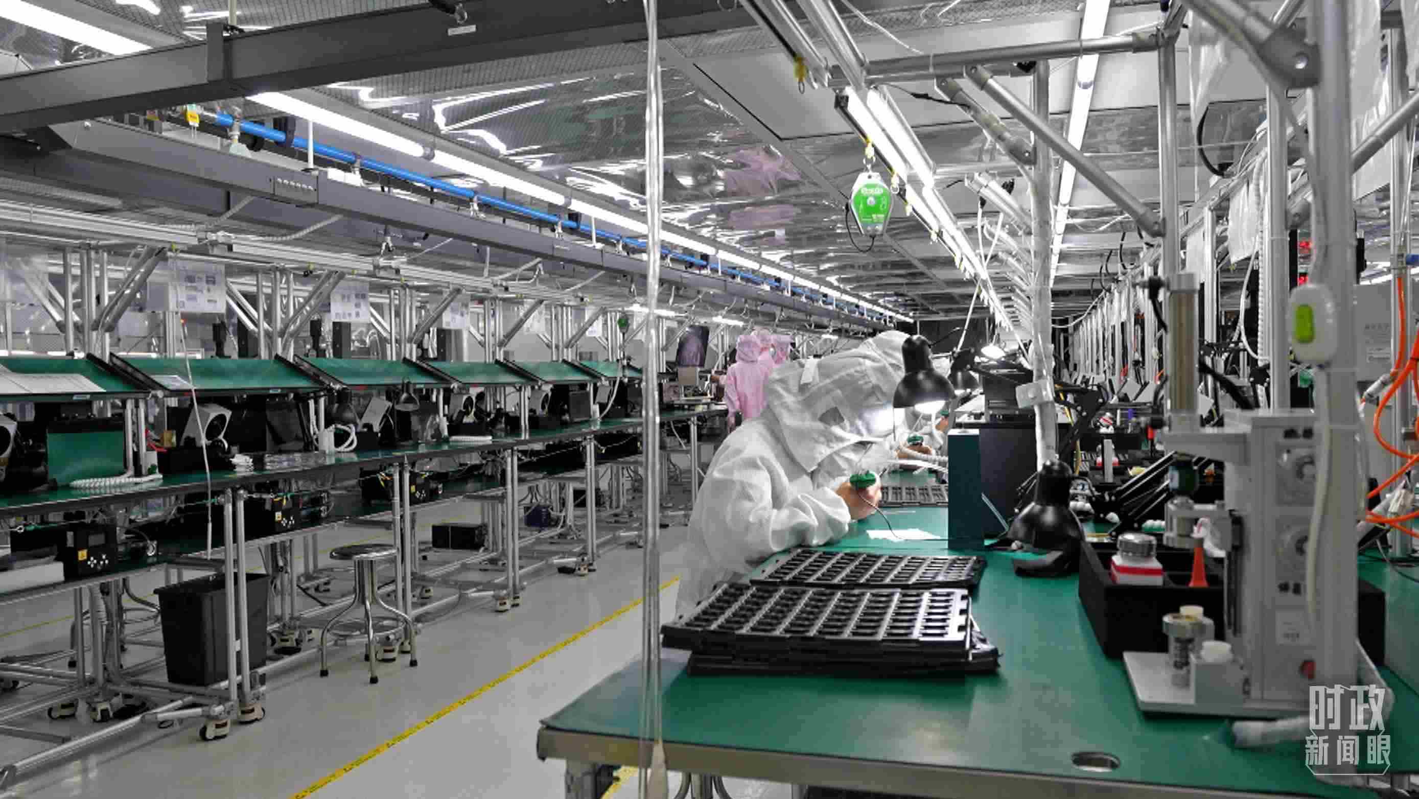 △四川省宜賓市極米光電有限公司的無(wú)塵車(chē)間光機(jī)組裝線。（總臺(tái)央視記者范學(xué)禹拍攝）