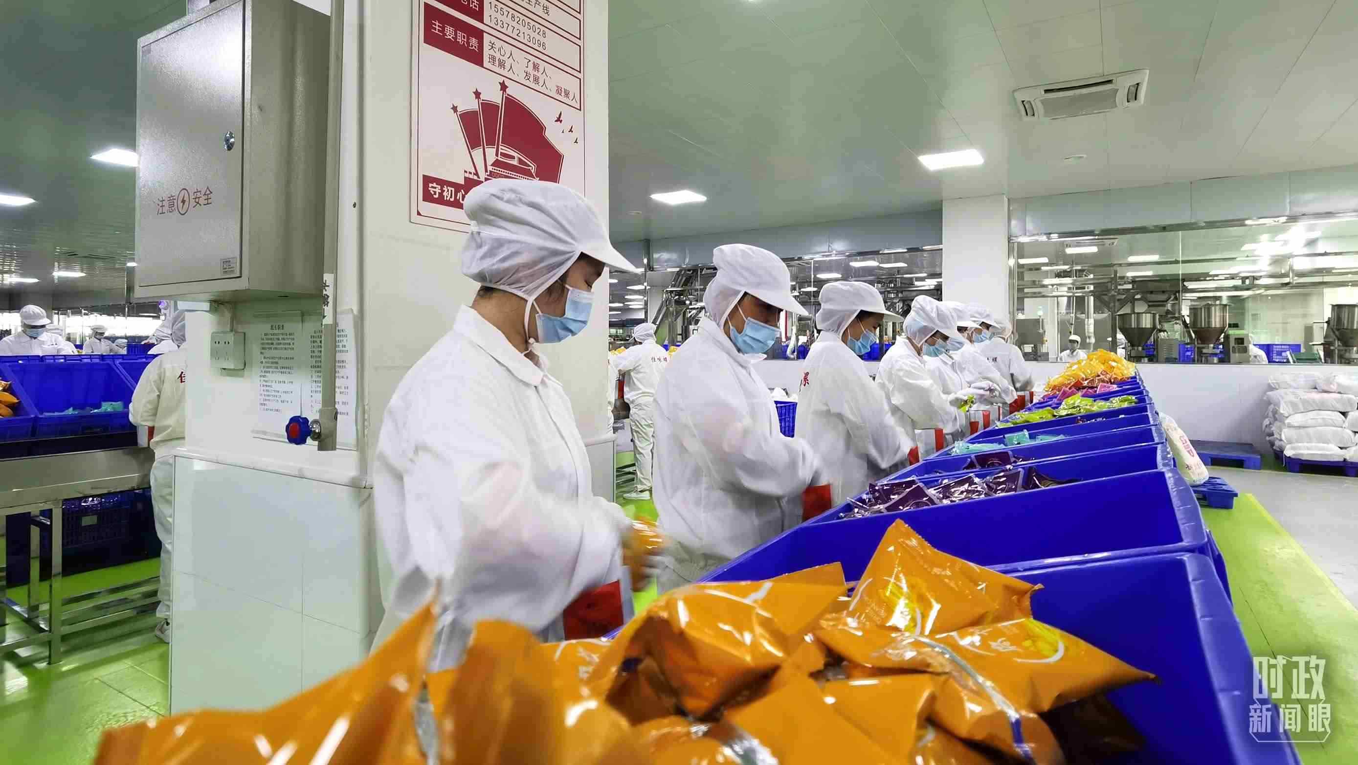 △廣西柳州螺螄粉配料包生產(chǎn)線。（總臺(tái)央視記者郭鴻拍攝）