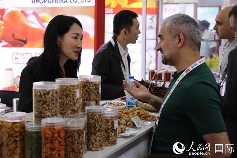 中外商家在第三十屆海灣食品展上交流。人民網(wǎng)記者 張志文攝