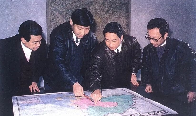 1991年12月，習近平與同事討論福州市戰(zhàn)略規(guī)劃設想。（圖源：《習近平在福州》）