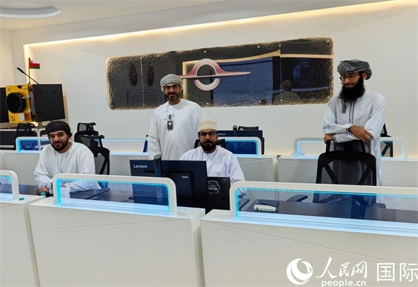 阿曼蘭斯航天公司員工在工作中。人民網(wǎng) 海瑟姆·穆扎恩攝