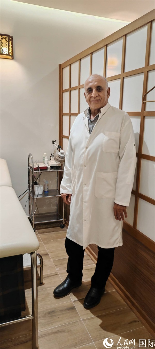 哈利勒在中醫(yī)診所。人民網(wǎng)記者 黃培昭攝