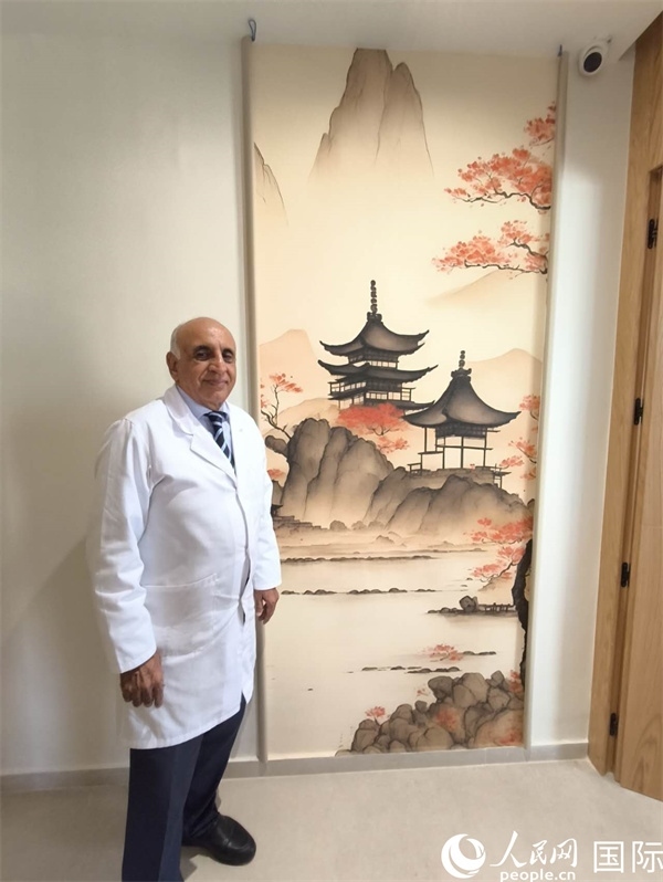 哈利勒的診所中國元素很濃。人民網(wǎng)記者 黃培昭攝