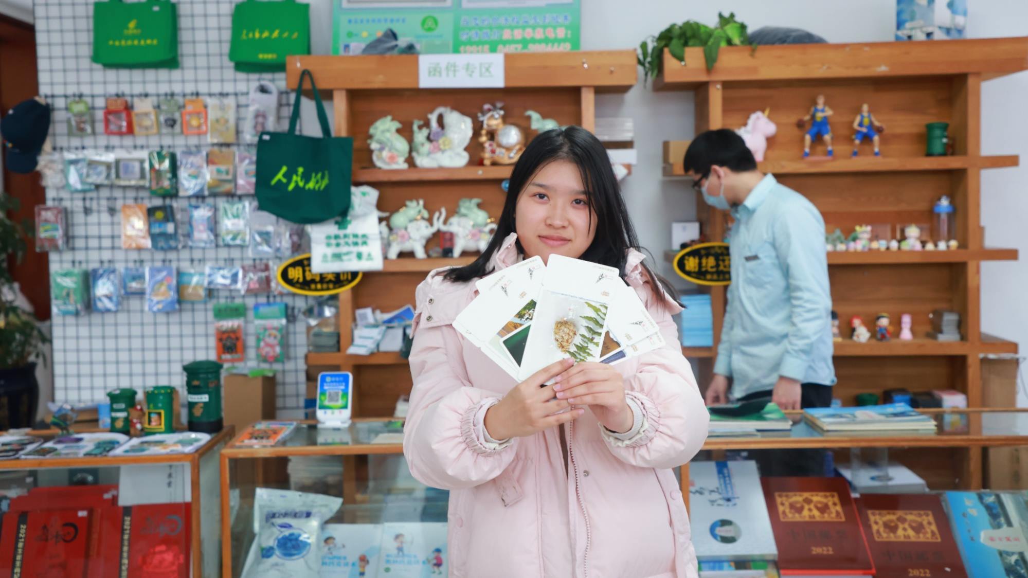 游客在漠河最北郵局郵寄明信片(央廣網(wǎng)發(fā) 徐率 攝)