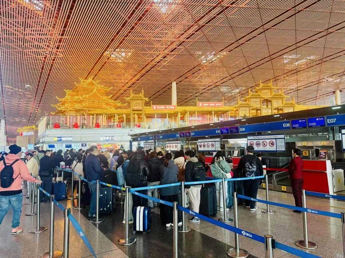 旅客在首都機(jī)場值機(jī)柜臺(tái)辦理乘機(jī)手續(xù)。人民網(wǎng)記者 喬雪峰攝