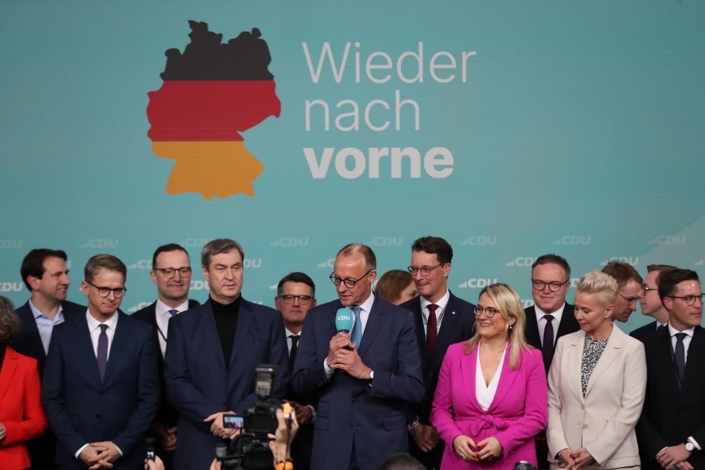 2月23日，在德國柏林的基督教民主聯(lián)盟總部，聯(lián)盟黨總理候選人默茨（中）在出口民調(diào)顯示領(lǐng)先后接受祝賀。新華社記者杜哲宇攝