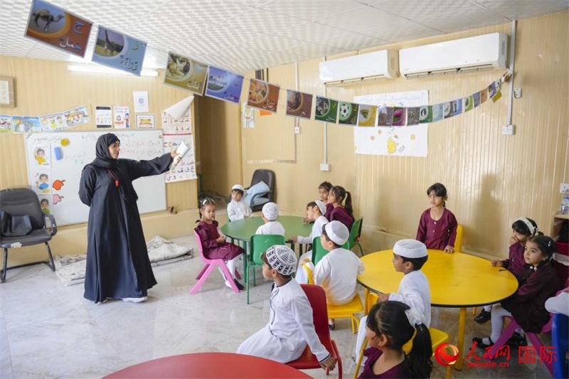 在庫姆扎爾的學(xué)校，老師正在給孩子們上課。人民網(wǎng) 塔里克·易卜拉欣攝