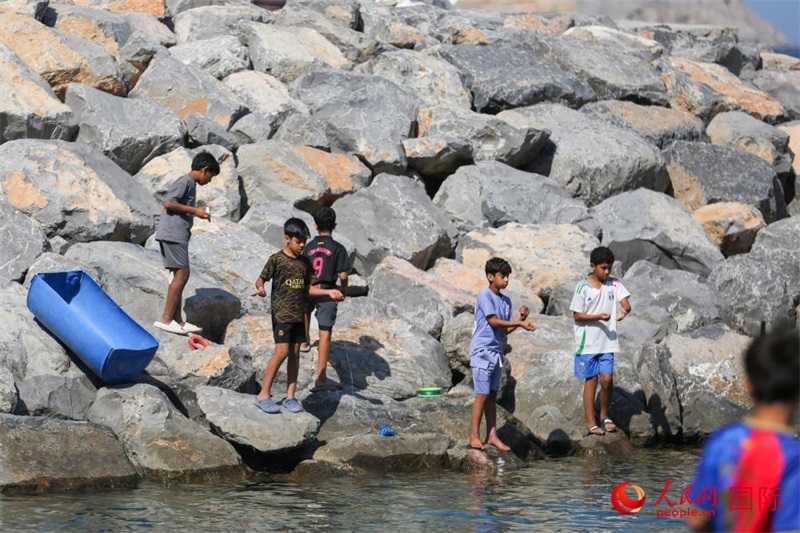 在海邊玩耍的孩子們。人民網(wǎng) 塔里克·易卜拉欣攝