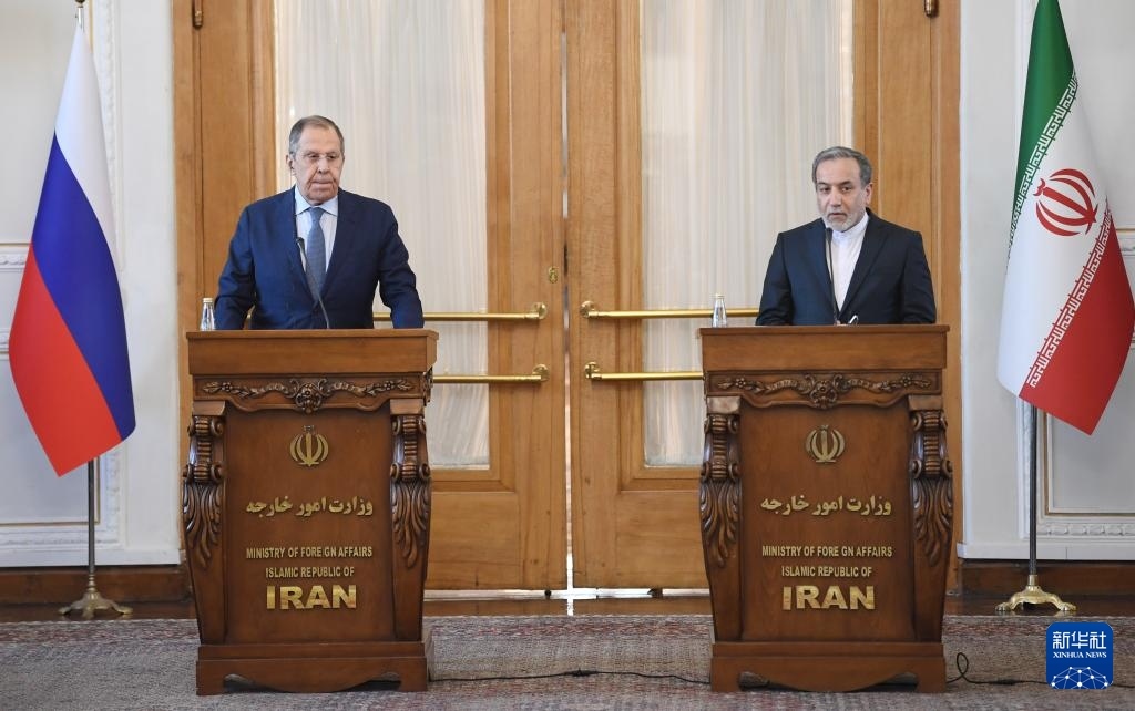 2月25日，在伊朗德黑蘭，伊朗外交部長(zhǎng)阿拉格齊（右）與俄羅斯外長(zhǎng)拉夫羅夫出席聯(lián)合新聞發(fā)布會(huì)。新華社記者 沙達(dá)提 攝