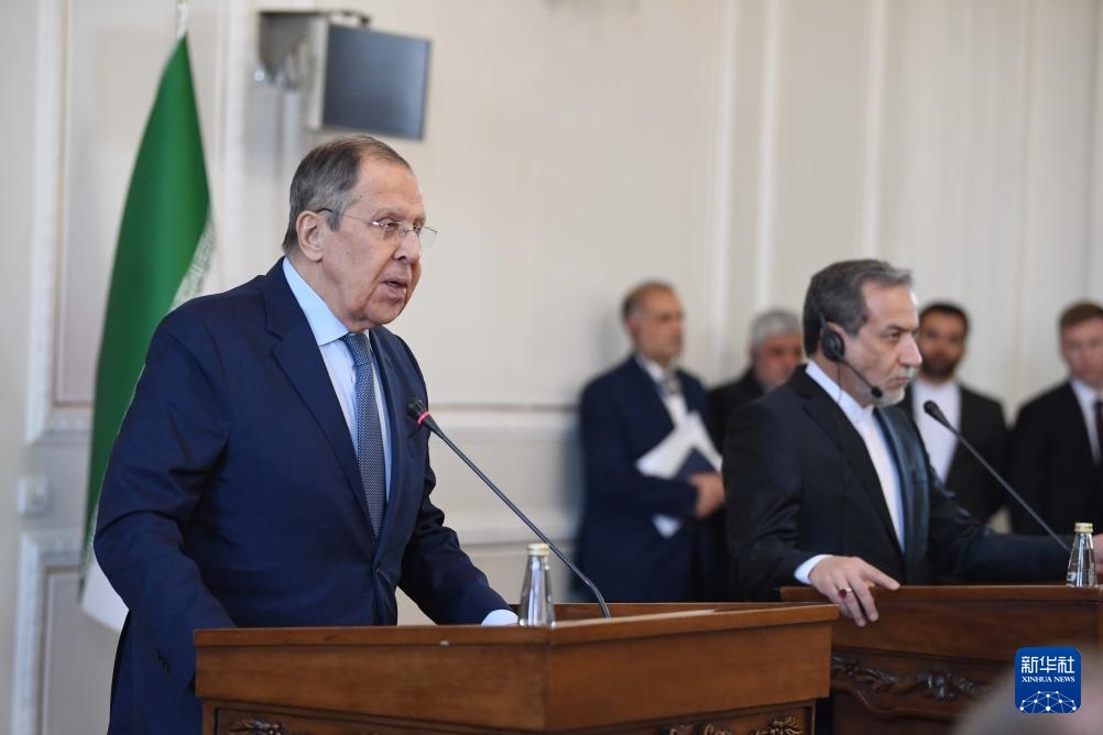 2月25日，在伊朗德黑蘭，俄羅斯外長(zhǎng)拉夫羅夫（左）與伊朗外交部長(zhǎng)阿拉格齊出席聯(lián)合新聞發(fā)布會(huì)。新華社記者 沙達(dá)提 攝